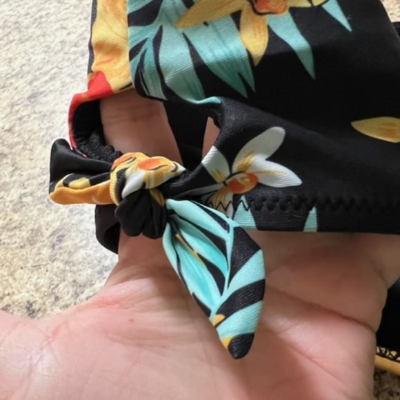 Skekini Black bandeau top with black tropical printed bottoms Set - Picture 5 of 7